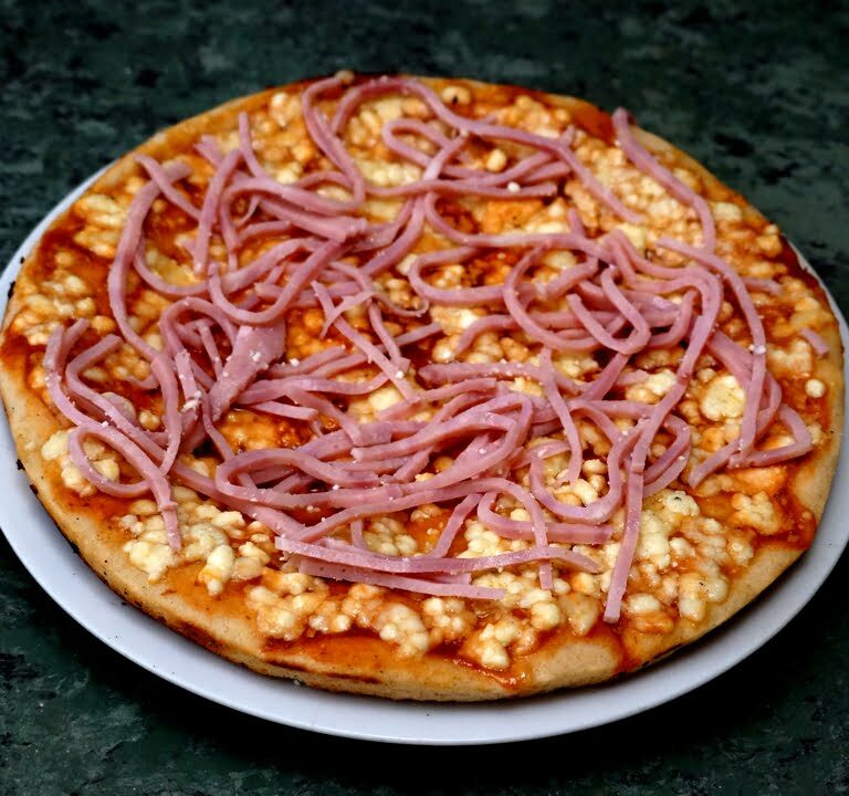 Pizza con jamón