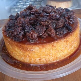 Flan con uvas pasas