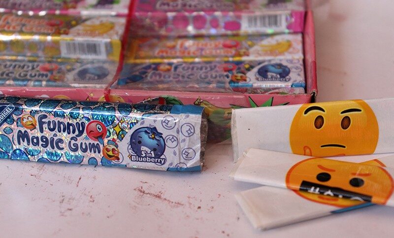 Chicle de frutas con calcomanía