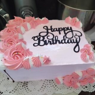 Cakes rectangulares medianos con crema de fresa