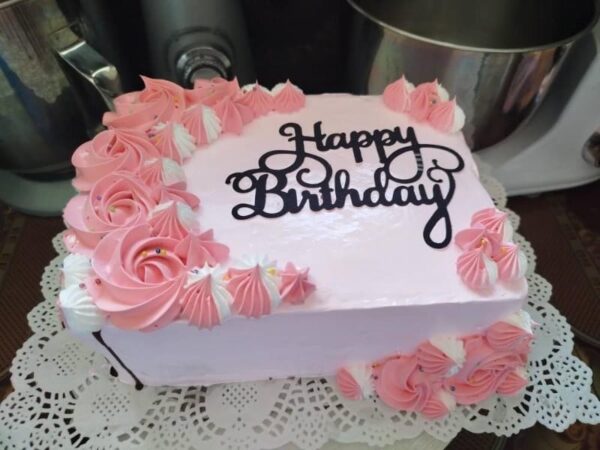 Cakes rectangulares medianos con crema de fresa
