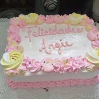 Cakes rectangulares pequeños con crema de fresa