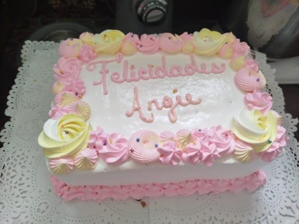 Cakes rectangulares pequeños con crema de fresa